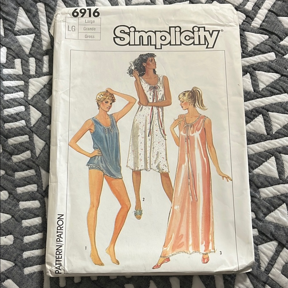 Simplicity Pattern 6916 - Size Large 1985